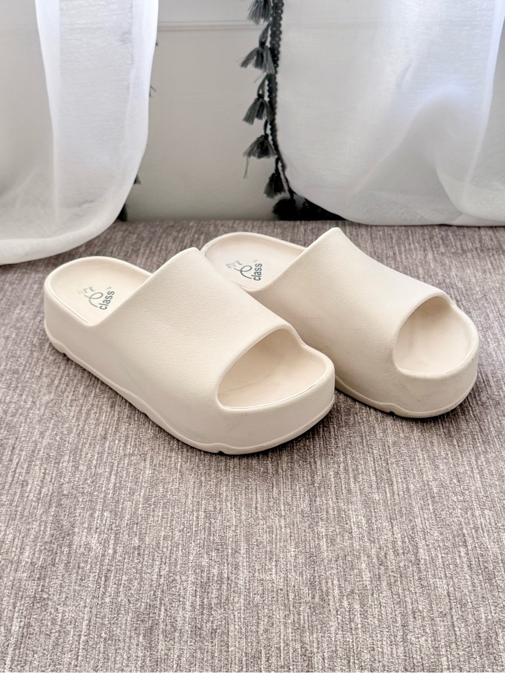 art class - Girl’s Casual Slide Sandals - Cream - Size 1